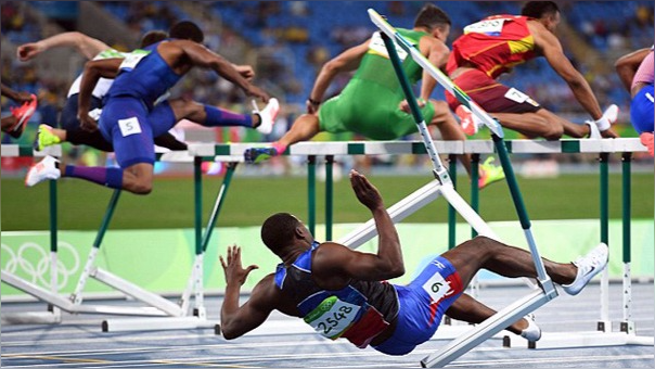 El momento de la caída de Jeffrey Julmis, quien quedó sin opciones de clasificar a la siguiente ronda.