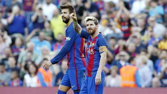 2016: La 'Pulga' conserva este look desde agosto y aunque le está creciendo su cabello negro todavía predomina el rubio.