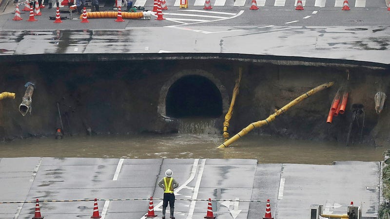 La televisión pública japonesa retransmite en directo la escena, donde se han congregado varias hormigoneras que están llenando el agujero con tierra especial que se solidifica rápidamente.