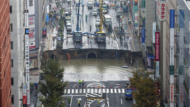 Las autoridades también han pedido que no se usen aparatos que generen llamas por miedo a posibles fugas de gas en la zona, donde se ha suspendido el suministro.