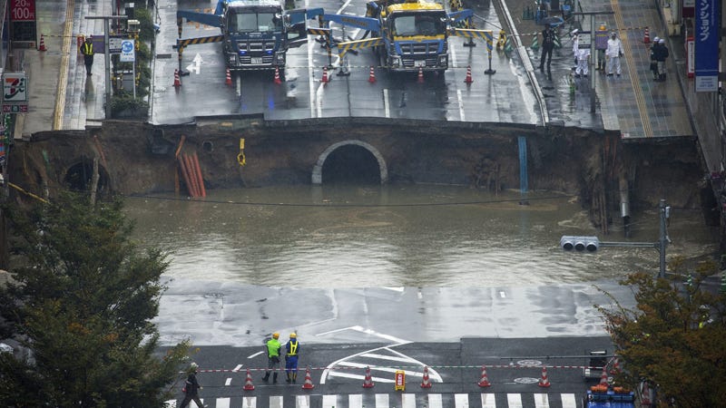 LOs trabajos de ampliación de la línea, la Nanakuma, también estuvieron relacionados con otro socavón de menor tamaño que se produjo en el mismo distrito en octubre de 2014. 