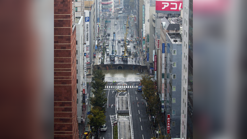 Al tratarse de una de las principales arterias de la ciudad, el suceso ha provocado además importantes cortes de tráfico,