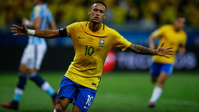 Neymar marcó el segundo de su selección ante Argentina. El astro brasileño llegó a su tanto número 50 con la Canarinha.