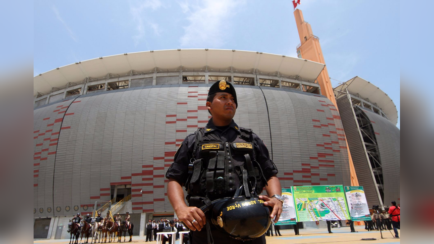 Policía Nacional resguarda los exteriores del Estadio Nacional.
