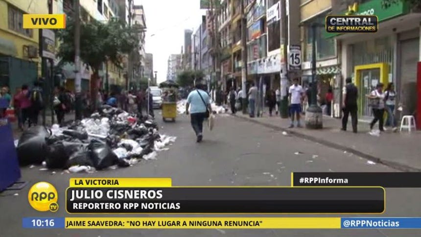 Las calles de Gamarra están llenas de montículos de basura