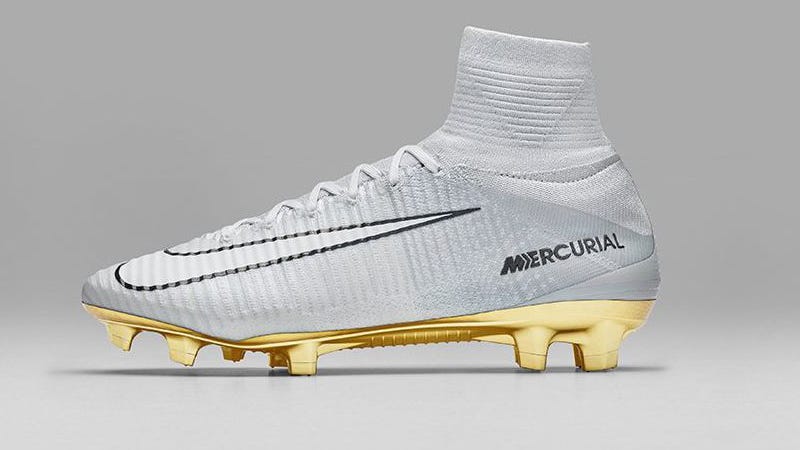 Cristiano Ronaldo se alista para lucir estos llamativos botines.