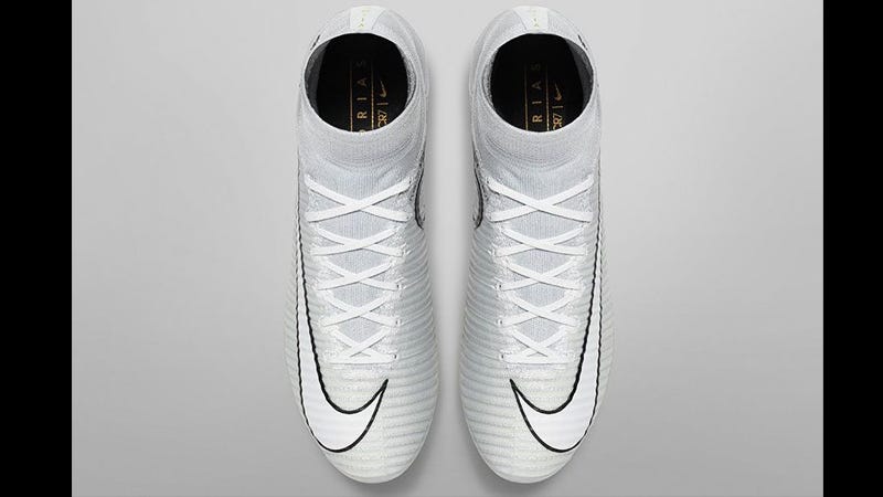 Cristiano Ronaldo se alista para lucir estos llamativos botines.