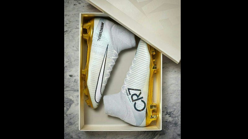 Cristiano Ronaldo se alista para lucir estos llamativos botines.
