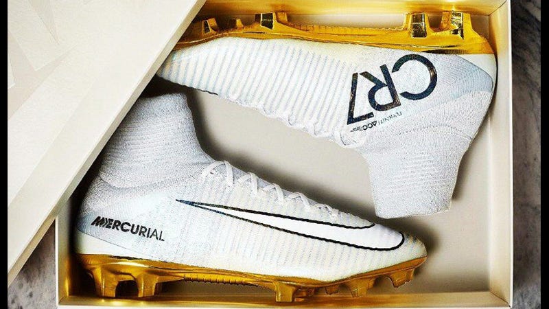 Cristiano Ronaldo se alista para lucir estos llamativos botines.