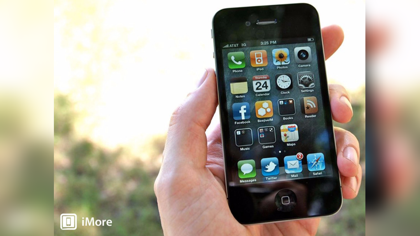 2010. El diseño cambió a metal y vidrio. La pantalla continúa siendo de 3.5 pulgadas. Introdujo la primera cámara frontal en el equipo para FaceTime, cámara de 5 MP con grabación de alta definición y flash LED. Además tiene el primer chipset A4 desarrollado por Apple.