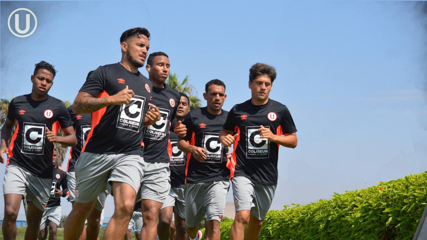 Juan Vargas entrenando en Campo Mar junto a Andy Polo (detrás suyo, a la izquierda de la imagen), quien dejará el club para jugar en el Monarcas de México.