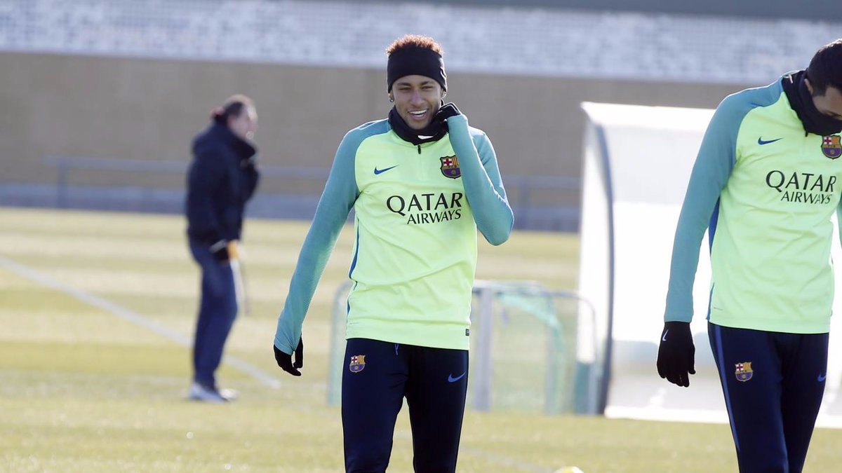 Neymar y Luis Suárez dejaron en el suelo a Gerard Piqué con cruel broma