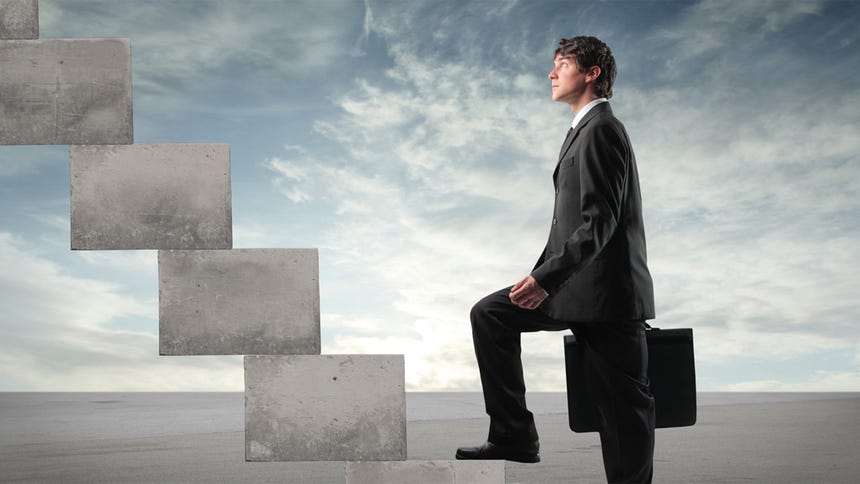 4.- Siguiente ascenso/aumento de sueldo: Puede parecer un poco difícil preguntar por tu siguiente ascenso cuando te acaban de contratar. Sin embargo, debes tener en cuenta este punto porque puede afectar a tus ingresos futuros de forma drástica. 