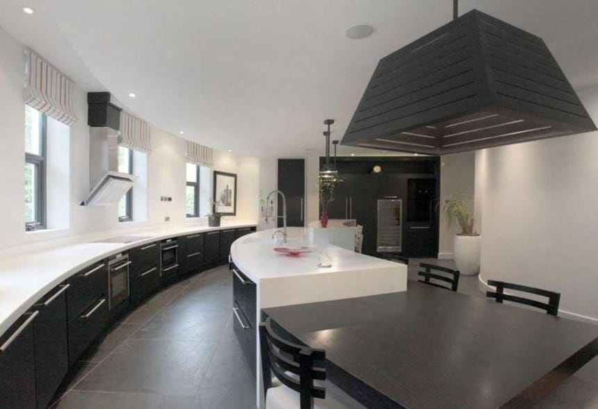 Paul Pogba compró una mansión en Inglaterra después de vivir casi seis meses en un hotel de lujo.