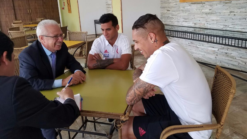 Guerrero, Trauco y el embajador peruano en Brasil sostuvieron una charla tras las buenas actuaciones de los deportistas en Flamengo.