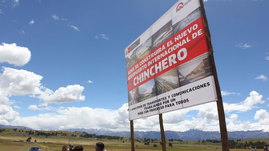 Chinchero reemplazará al aeropuerto Velasco Astete, el cual tiene una capacidad inicial de un millón de pasajeros al año, pero que actualmente soporta una carga de dos millones y medio. 
