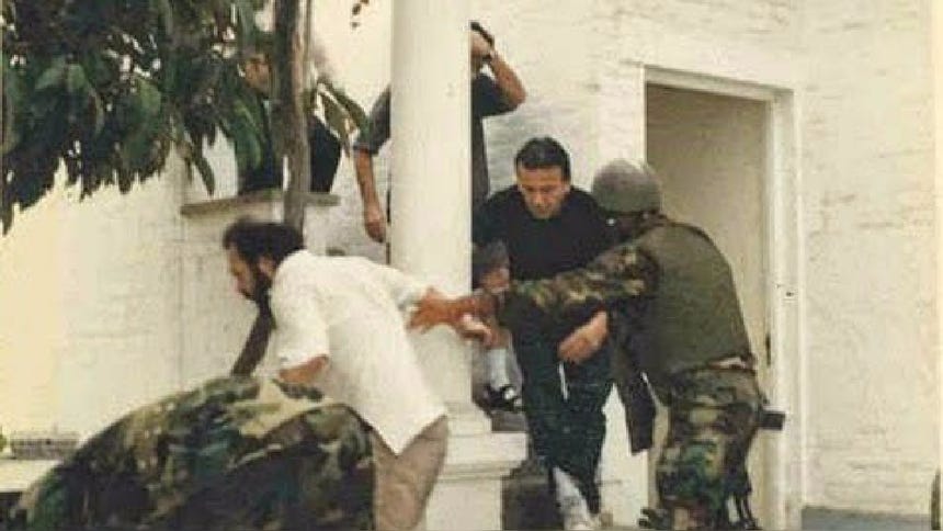 Comandos Chavín de Huántar ayudan a salir a rehenes el día del rescate. 