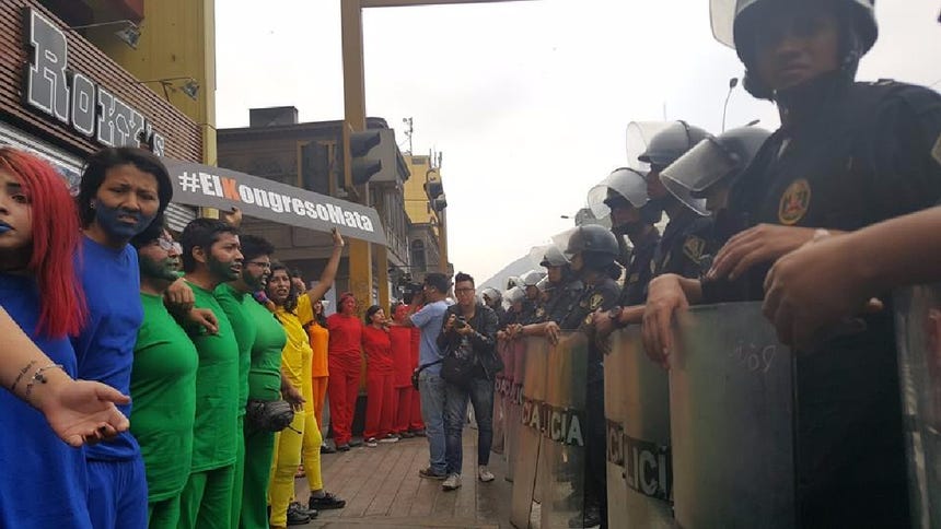 La policía evitó que los manifestantes continuaran con la movilización.