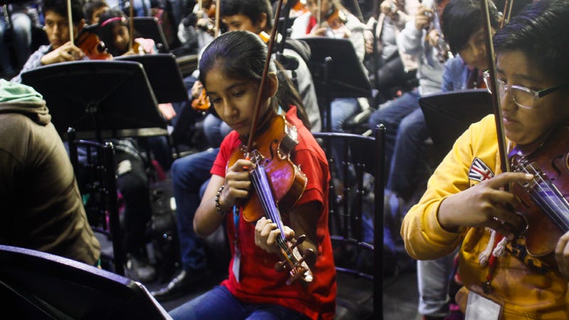 Los niños y jóvenes de la Orquesta y Coro de Sinfonía por el Perú en pleno ensayo.