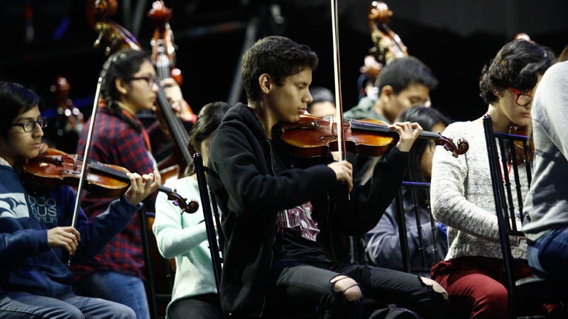 Los niños y jóvenes de la Orquesta y Coro de Sinfonía por el Perú en pleno ensayo.
