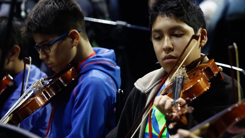 Niños de la Orquesta y Coro de Sinfonía por el Perú.