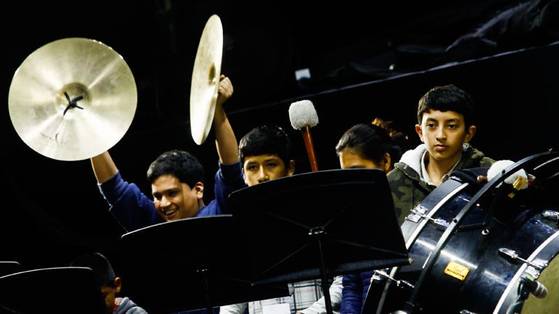 Niños de la Orquesta y Coro de Sinfonía por el Perú.
