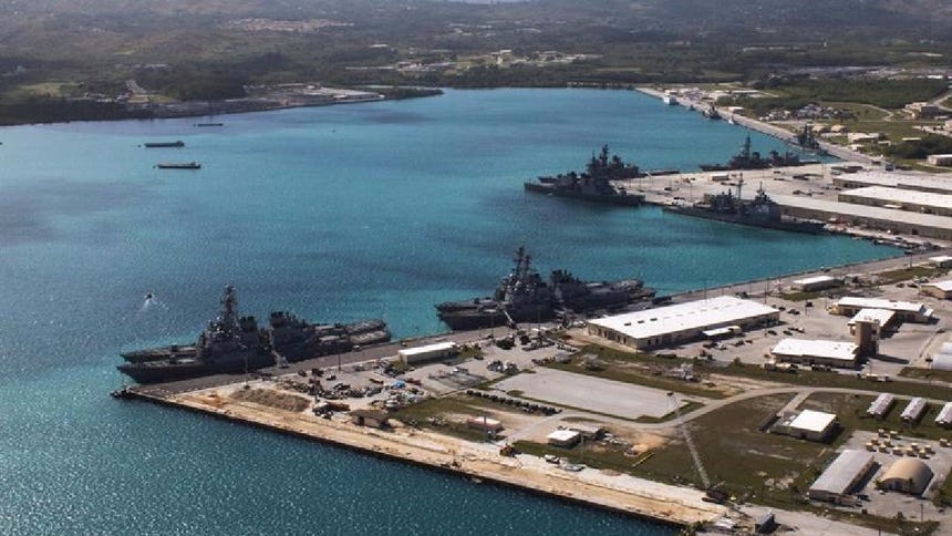 Una vista aérea de la base naval estadounidense en el puerto de Apra (Guam).