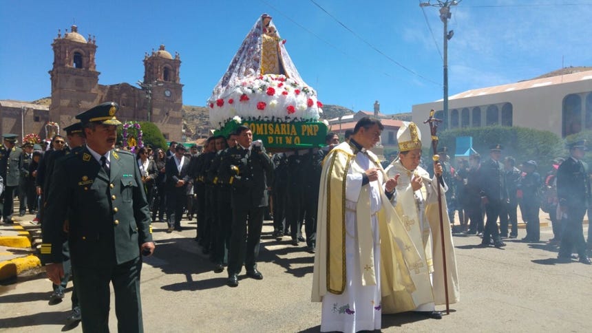 Imagen de Santa Rosa de Lima en procesión por calles de Puno.