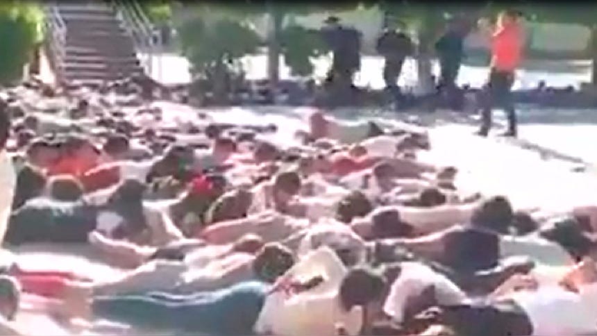 Antes del simulacro, la policía dio pláticas a los estudiantes sobre lo que vivirían en el simulacro.