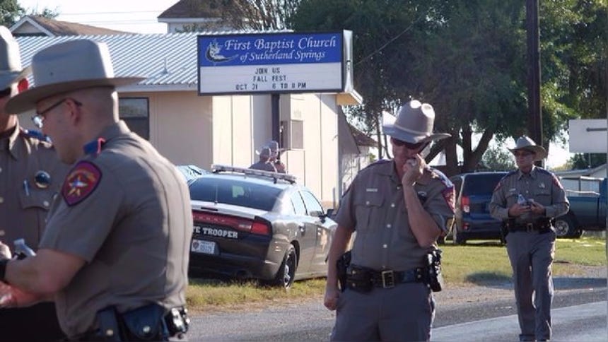 Las autoridades de Texas señalaron que las edades de las 26 víctimas oscilan entre los 5 y 72 años de edad.