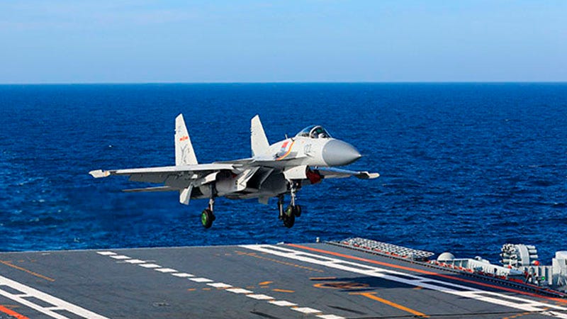 Un caza J-15 aterrizando en el portaaviones Liaoning de la Armada China en julio. 