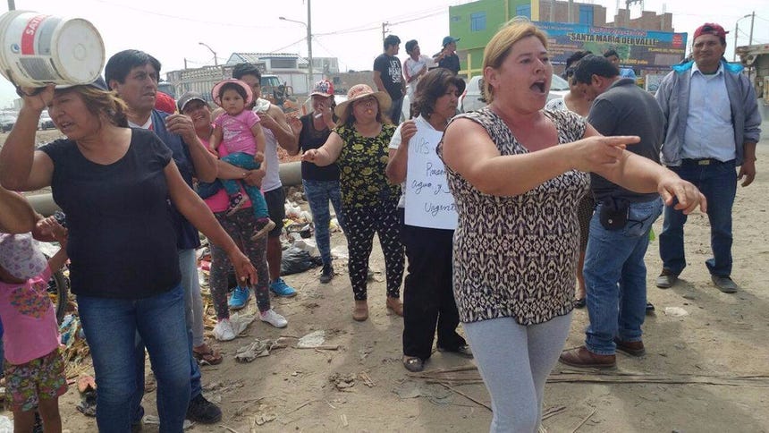 Pobladores bloquean carretera por falta de agua y acumulación de basura