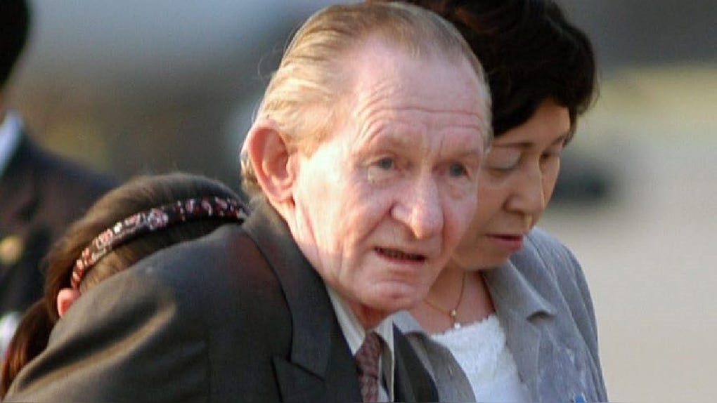 Charles Jenkins en el 2004 junto a su esposa.