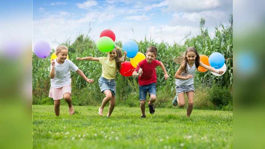 Es útil salir mucho a los parques y dejar que el pequeño socialice y se desenvuelva solo, aunque siempre observándolo. 