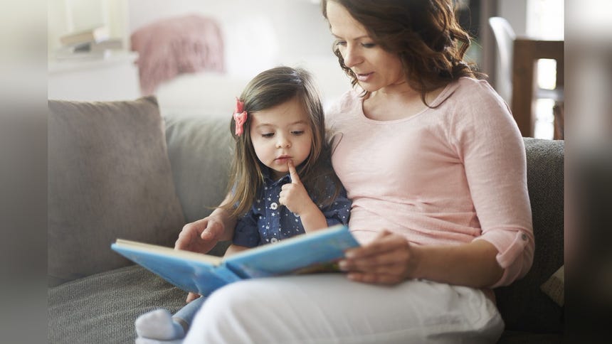 Una estrategia sería leer junto a los niños después de la cena