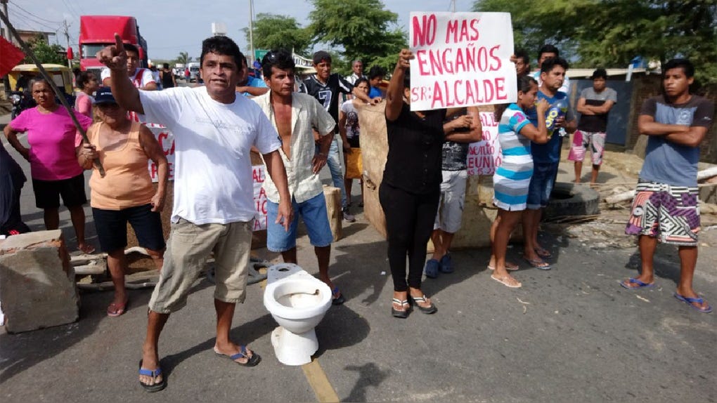 Pobladores tumbesinos bloquearon la Panamericana Norte por falta de agua