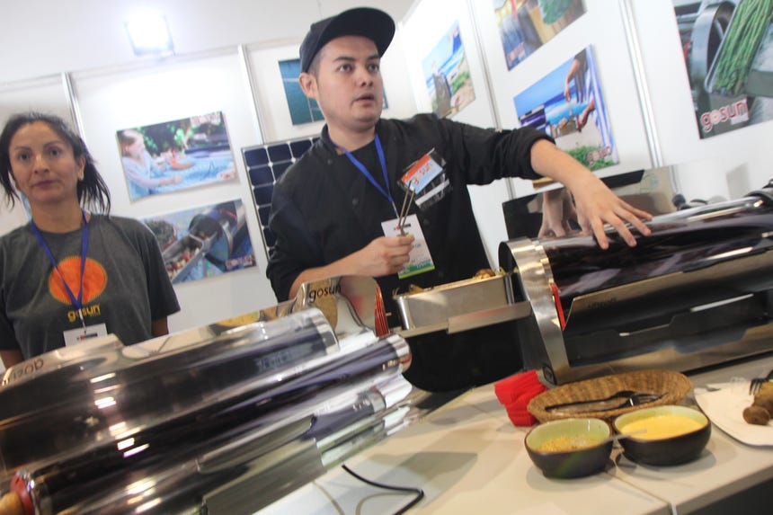 Estos autos poseen una batería de ion litio que se cargan durante 8 horas y brinda una velocidad puede llegar hasta los 130 Km por hora.