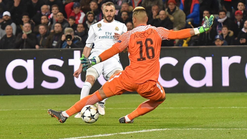 Real Madrid 2-1 PSG: Karim Benzema perdió gol en la Champions League