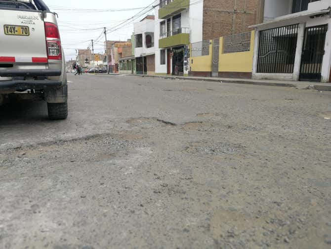 Denuncian mal estado de pistas y veredas en Daniel Hoyle