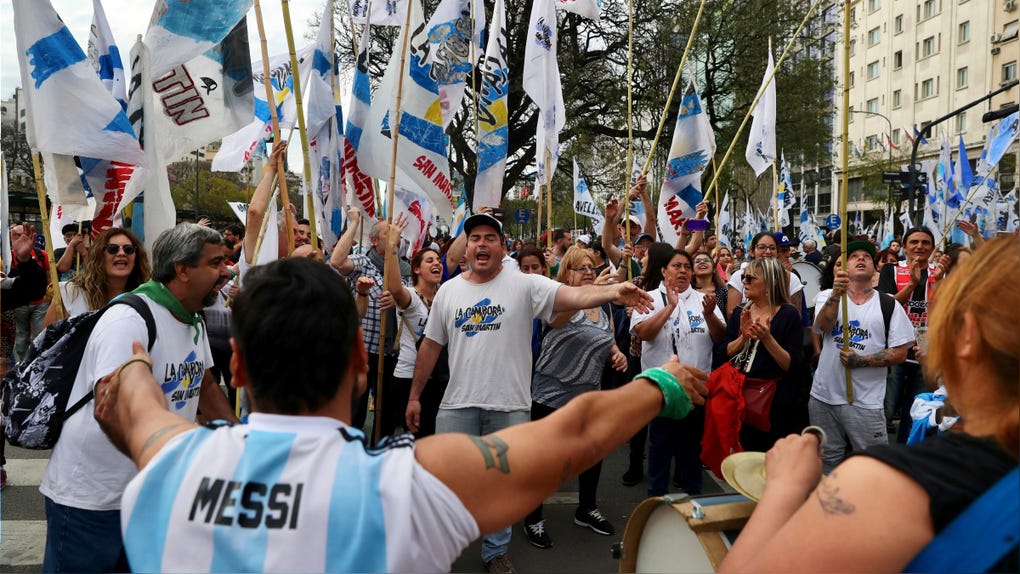 Manifestantes gritan consignas durante una protesta contra las medidas económicas del Gobierno argentino en Buenos Aires, Argentina.