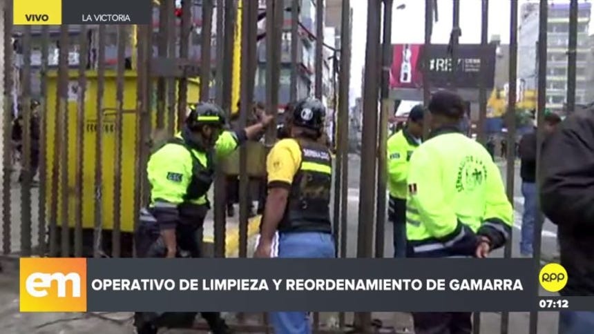 La Victoria: Policía desalojó a ambulantes de calles de Gamarra y ...