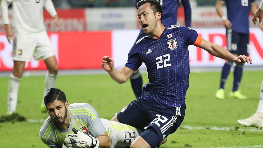 Maya Yoshida disputando un baló con el arquero Rafael Romo.