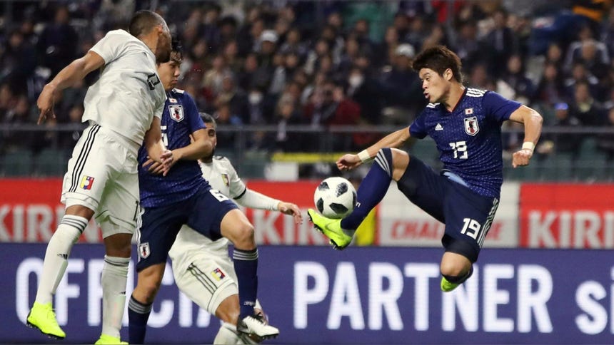 El defensa japonés Hiroki Sakai controla el balón durante el partido amistoso entre  Venezuela vs. Japón.