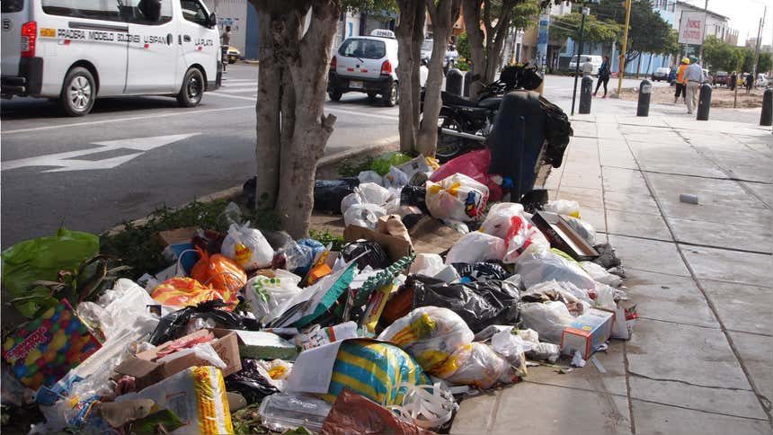 En Chiclayo más de 400 toneladas de basura se acumulan en las calles