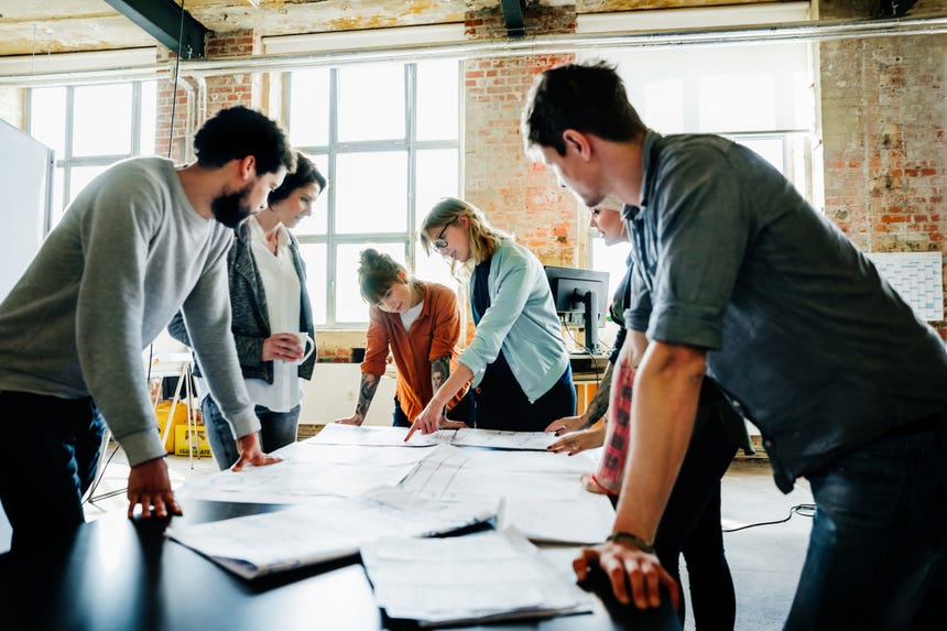 3. Mejora tu empleabilidad. Sentir que tienes tu puesto comprado no solo te hace daño a ti, sino a los resultados de tu empresa y te pone en riesgo. Dedícate a mejorar tu perfil profesional y tus posibilidades de conseguir un empleo, desarrollando tus capacidades, ampliando tu red de contactos y mejorando tu actitud.