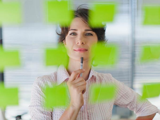 11. Aumenta tu productividad. Lograr más con menos requiere organización. Muchos expertos sugieren que una de las herramientas más sencillas es iniciar el día con las tareas más difíciles (cuando tienes más energía) y anotar en una libreta que siempre lleves contigo tus objetivos del corto, mediano y largo plazo, de tal manera que puedas tacharlos cuando los logres. 