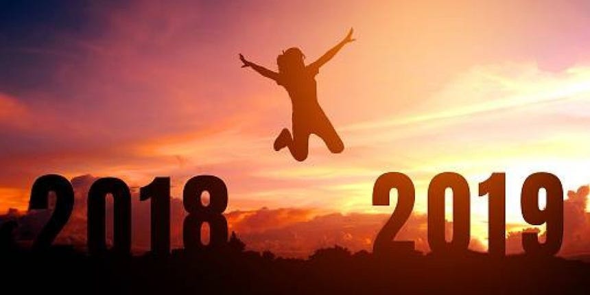 12. Mantente optimista. La economía es influenciada por las expectativas y sentimientos de las personas que participan en ella. Aprovecha el inicio de este año para fijarte esos objetivos que tanto has soñado, sonríe e imagina que se van a lograr. Utiliza las profecías autocumplidas a tu favor. ¿Quieres un acenso? Establece un plan. ¿Ir de viaje el próximo año? Otro plan. Y sueña, porque todos podemos volvernos millonarios si verdaderamente lo intentamos.