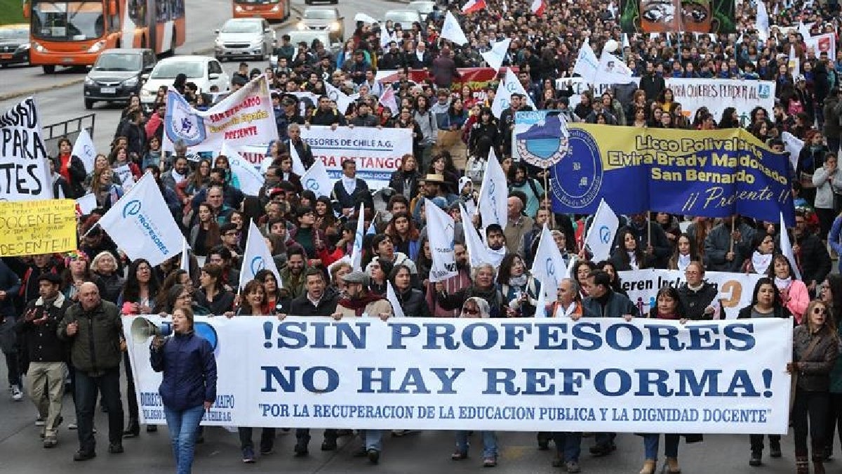 Miles de profesores y estudiantes marchan en Chile por los "graves ...