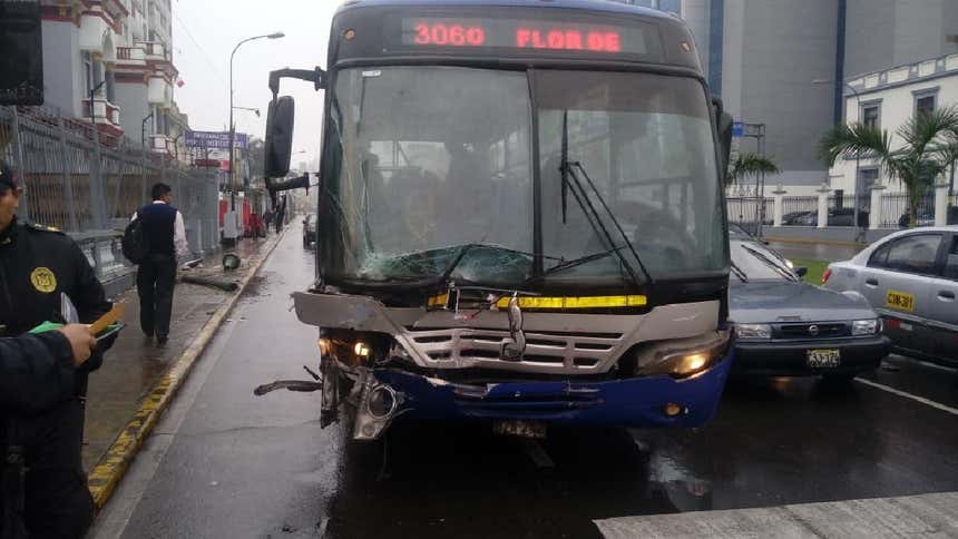 Bus del Corredor Azul se estrelló contra la embajada de Venezuela y ...