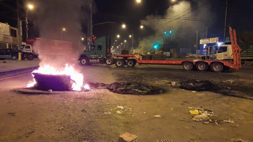 Transportistas bloquean la Carretera Central: decenas de personas ...